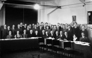 Présence féminine minimale au Congrès Solvay de 1933 (domaine public).
